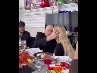 Пока Таня Брухунова демонстрирует свои стильные наряды, Петросян, который стал экстрасенсом, занимается кодированием... (видео)