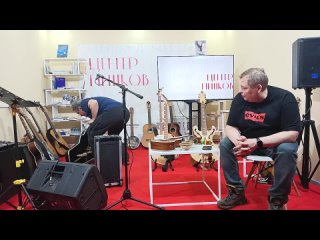 «Странные струнные»: коллекция музыкальных инструментов Александра Яковлева