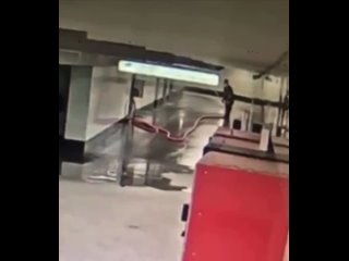 Мужчина, который помыл подземный переход на западе Москвы, был привлечён к уголовной ответственности за вандализм.  В 4... (видео)