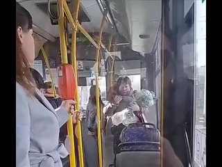 Хулиганки напали на петербурженку из-за цветов  Жители Колпино сняли на видео, как девочки-подростки набросились на... (видео)