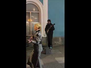 Ну и прекрасно! Летний центр для ночных прогулок, а уличные музыканты тоже атрибут Питера - Марина Иванова