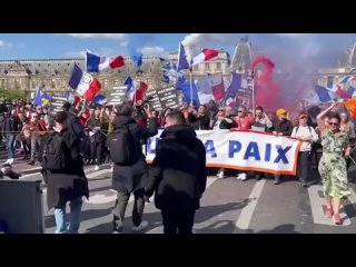 ✊🏻🇫🇷 Во Франции проходит масштабный митинг против поставок оружия Киеву    ▪Сотни человек собрались на площади... (видео)