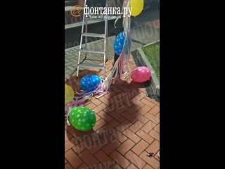 Пасха раздора.   Жители дома на Дибуновской, 34, украсили парадную гирляндами и символами праздника, но к вечеру все... (видео)