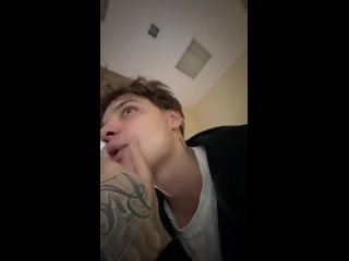 Кумир молодежи Егор Шип быстро теряет зрение и почти ослеп.   23-летний блогер и певец заметил, что его зрение... (видео)