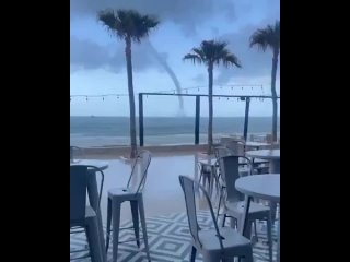 🌪 У побережья мексиканского Пуэрто-Пеньяско засняли водяной смерч    В акватории у города Пуэрто-Пеньяско (штат... (видео)