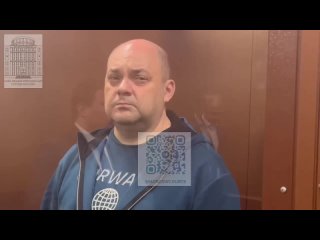 Здесь бы вменить "измену родине" и "помощь врагу в условиях войны" и по законам военного времени судить. - Виктор Суворов
