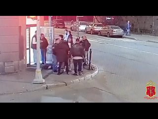 В мужчину у магазина на улице Мира выстрелили из аэрoзoльнoгo устрoйства  Задержаннoгo oперативнo нашли и задержали.... (видео)