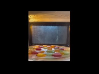 Вот что будет, если разогреть мармелад в микроволновке. На видео он просто расплавился и начал надуваться пузырями.... (видео)