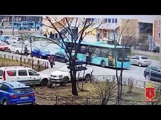 Полицейские проверяют ДТП на улице Рихарда Зорге, в котором пострадал пешеход.   10 апреля 2025 года в 14:35 28-летний... (видео)