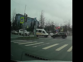 В Киришах произошло дтп, автомобиль нексия вьехал в белый джип, водитель джипа даже не почувствовал удара сзади ,... (видео)