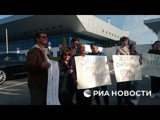 Перед аэропортом Кишинёва собираются люди, чтобы поддержать архиепископа Маркелла. Он планирует вылететь в Иерусалим за... (видео)