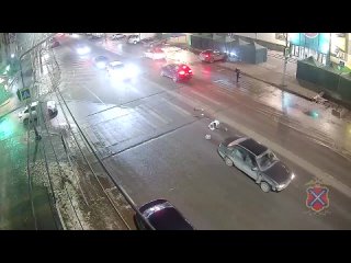 В Волгограде водитель сбил маму с ребенком на пешеходном переходе — пешеходы помогли достать дитя из-под машины   ... (видео)