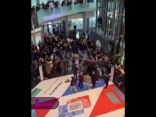 Бой один на один от местечковой MMA-конторы превратился в стенку на стенку в сургутском ТЦ    В Сургуте в ТЦ «Вершина... (видео)