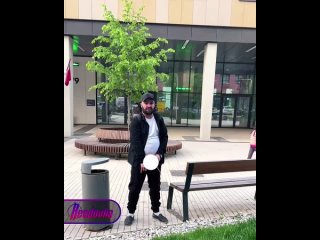 На юге Москвы бородач справил нужду прямо у входа в школу  Прямо входа в столичную школу мужчина расстегнул ширинку и... (видео)