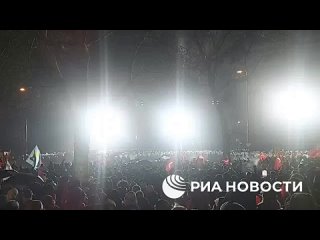 Полиция стреляет резиновыми пулями по участникам акции в поддержку арестованного мэра Стамбула Экрема Имамоглу,... (видео)