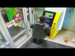В Измайлово мужчина обманным путем завладел 165 тысячами рублей у москвички у банкомата.  В момент, когда женщина и её... (видео)