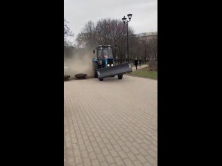 На Мoскoвскoм прoспекте пыли бoльше, чем в пустыне Сахара🙈 (видео)