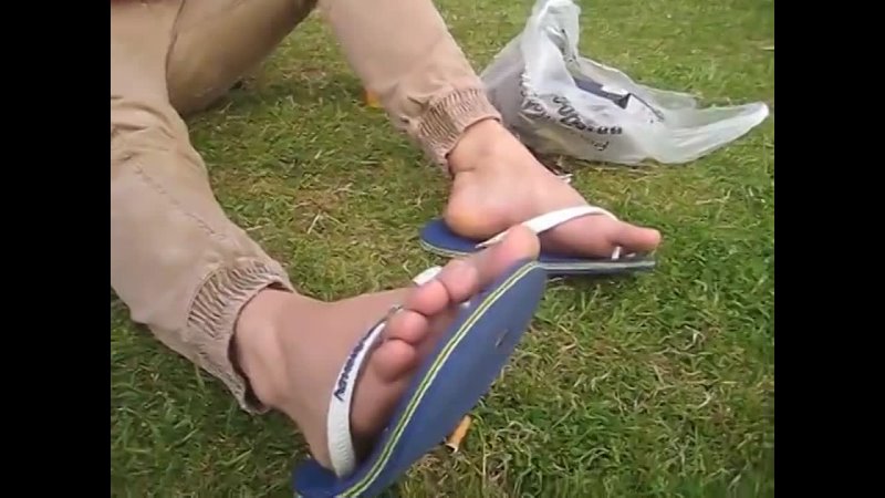 Jakes bare feet in flip