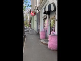 Вот такие пушистые бочки и розовые велосипеды можно встретить на улицах Казани (видео)