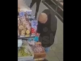 Посетитель магазина украл гроздь винограда.  Мужчина, находясь в торговом зале, осторожно снимал спелые ягоды с... (видео)