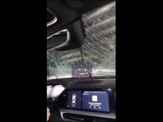 «Живые, блин, слава богу!»  Видео из салона автомобиля, на который рухнул кусок крыши общежития в Красноярске,... (видео)