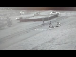 В Кемерово парочка самокатчиков снесла женщину на тротуаре  Помогать пострадавшей молодые люди не стали, а просто... (видео)