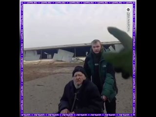 Российские военные нашли срочников на оккупированной части Курской области.  Двое молодых людей попали на видео, когда... (видео)