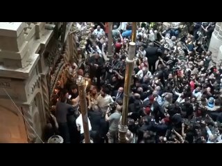 Кадры сошествия Благодатного огня в храме Гроба Господня в Иерусалиме публикуют Reuters. (видео)