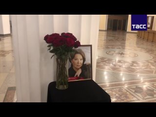 Цветы к портрету Ларисы Голубкиной возложили в фойе Центрального академического театра Российской армии. Соболезнования... (видео)
