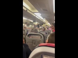 Самолет Azur Air Сочи — Пхукет вылетел с 20-часовой задержкой, а затем снова вернулся в Сочи. Состояние пассажиров... (видео)