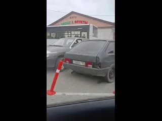 Дорожные вредители обнаружены в Сочи.   «Конечная остановка 43 маршрута. Поставили сигнальные столбики, чтобы автобусы... (видео)