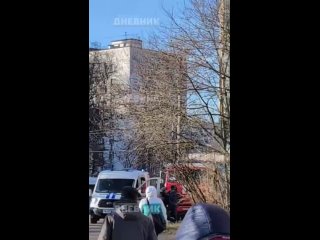 Сегодня утром 6-летний мальчик, оставшись без присмотра, вышел на балкон на 12-м этаже дома на перекрестке проспектов... (видео)