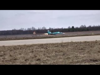 🇷🇺✈ УНИКАЛЬНЫЕ КАДРЫ ПОСАДКИ СУ-34 БЕЗ ШАССИ!    Впервые в истории экипаж смог посадить Су-34 «на брюхо»    ▪Из-за... (видео)