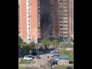 Момент взрыва машины в Балашихе — видно, как авто сначала полыхает, к месту подъезжают спасатели, и после машина... (видео)