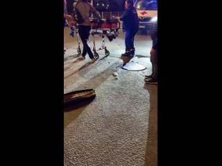 Произошло ДТП на  на Зольной улице в 0:38 18 апреля  Мужчины на мопеде пренебрегли красным светом и поехали, их сбил... (видео)