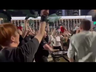⚡️ В Краснодаре всю ночь праздновали чемпионство. Толпы людей, пробки на дорога и кричалки в поддержку любимой команды.... (видео)