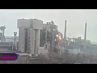 На украинском металлургическом заводе произошел мощный взрыв — предприятие входило в перечень важных стратегических... (видео)