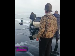 Водитель ВАЗа так торопился с рыбалки домой, что не заметил трещину на озере Байкал и провалился туда    В поле зрения... (видео)