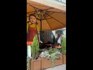 Вот такие куклы из Игры в кальмара появились на Баумана (видео)