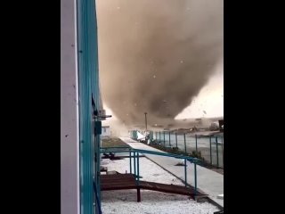 Смерчи — это мощные атмосферные вихри, которые зарождаются внутри грозовых облаков и могут простираться вниз до самой... (видео)