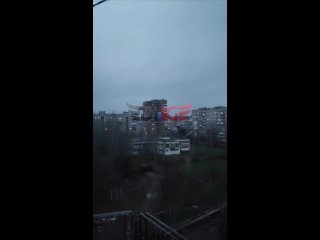 ⚡️ Украинские террористы атаковали многоэтажку в Горловке    Очевидец заснял момент удара украинского дрона по... (видео)