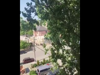 На кадрах — полицейские отстреливаются от нападавшего в Махачкале    На кадрах из Махачкалы видно, как правоохранители... (видео)