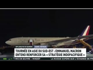 Макрон допустил ошибку.  Когда президентская пара прилетела в столицу Вьетнама, дверь самолёта открылась, и журналисты,... (видео)