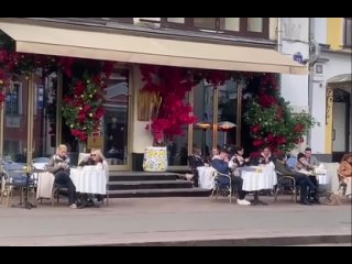 В Москве уже начали функционировать первые открытые веранды.  Сегодня официально стартовал летний сезон веранд. Он... (видео)