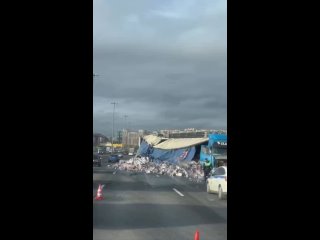 😱 У пивозавров траур: в Петербурге перевернулась фура с пивом, и сотни литров хмельного напитка оказались на асфальте.... (видео)