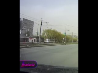 В Омске мужчина улетел с крыши во время урагана вместе с кровлей   В Омской области разбираются с последствиями... (видео)