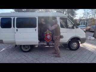 Вежливые силовики устроили «доброе утро» ждуну из Севастополя, но ему почему-то не понравилось  Кто ходит в гости по... (видео)
