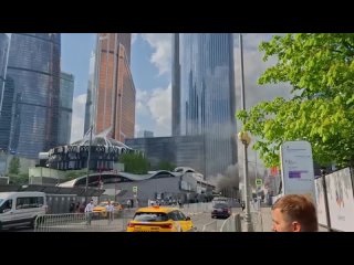 UPD: Пожар на парковке "Афимолл сити" в центре Москвы потушен, сообщили оперативные службы: https://vk.cc/cL3GFj  Пожар... (видео)