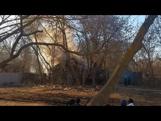 Очередной пожар в «деревяшках» — на улице Маршала Казакова горит расселённый частный дом, сообщают наши подписчики. ... (видео)