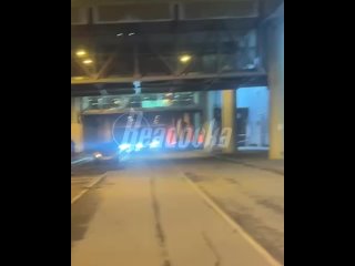Кадры выезда с парковки в Москве-Сити — хозяева пытаются эвакуировать свои машины    Водители массово пытаются... (видео)